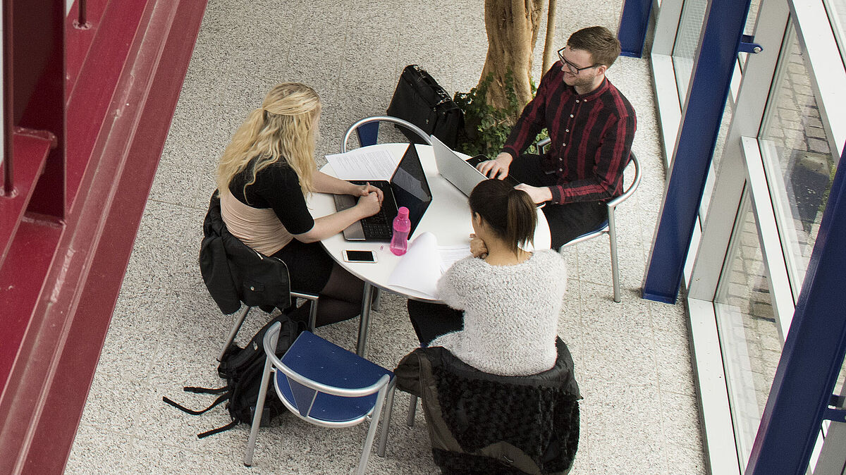 Dækbillede til dimittendundersøgelse for cand.it.-uddannelsen i It, læring og organisatorisk omstilling