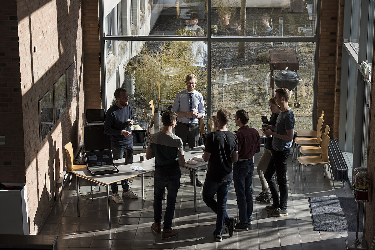 Dækbillede til dimittendundersøgelse for cand.it.-uddannelsen i It-design og applikationsudvikling