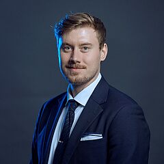 Foto af Kristian Nysom-roos med link til artikel