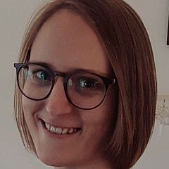 Foto af Stine Skaarup Høgsberg med link til artikel