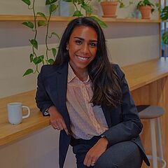 Foto af Jehanee Vigneswaran med link til artikel