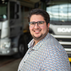 Foto af Arvin Aliari med link til artikel