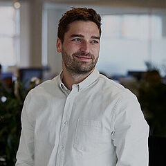 Foto af Mirlo Vigh med link til artikel