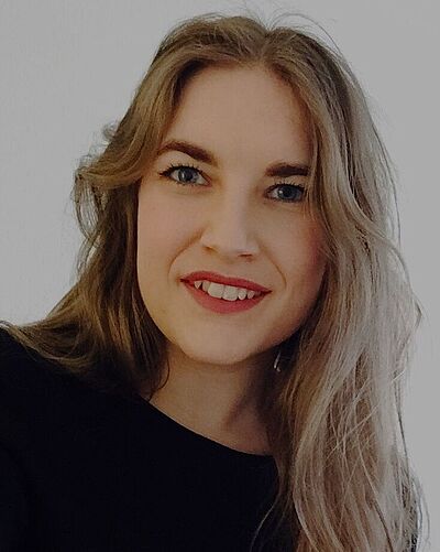 Det er utrolig spændende at få lov til at stå lidt i midten og have et ben i hver lejr.